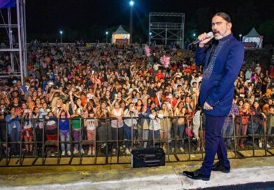 Celebran el día de la madre con música rn plaza Añoranzas